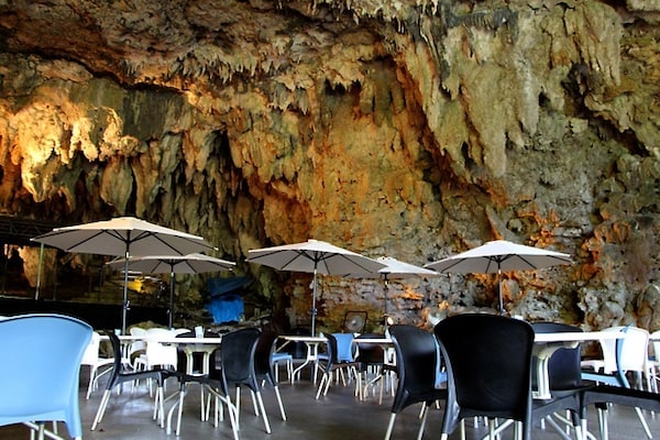 3. Cave Cafe (จังหวัด Okinawa)