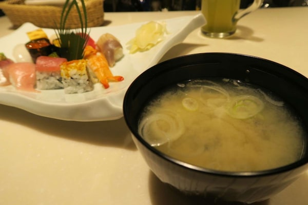 減肥第2招！在點壽司的同時還要為自己點一碗味噌湯