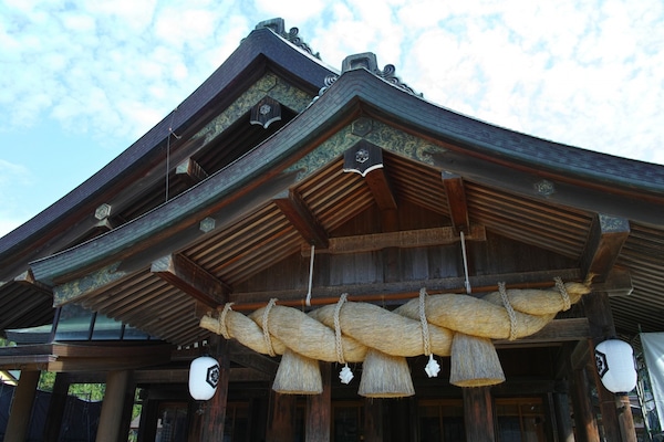 1. Izumo-Taisha Grand Shrine (Izumo, Shimane)