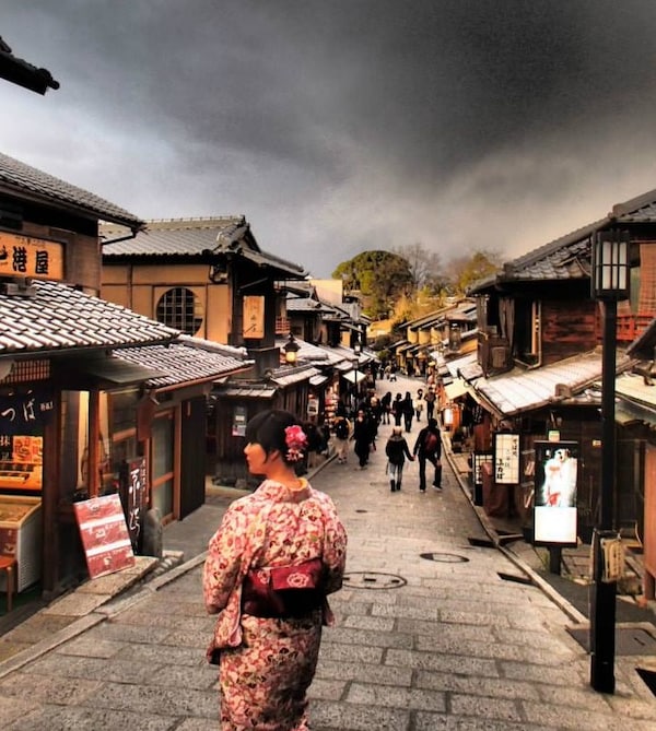 3. Don a Kimono While Walking Along Higashiyama District