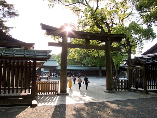 4. Famous shrines and temples: bustling tourist spot vs. quaint retreat
