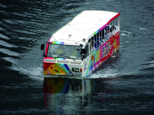 水陆两用公共汽车（汤西川）
