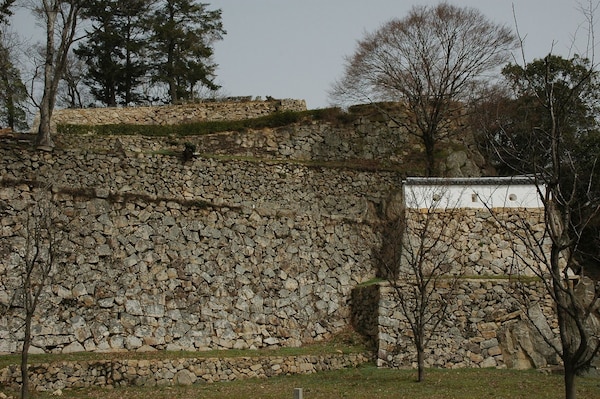 4. กำแพงหิน (Ishigaki)