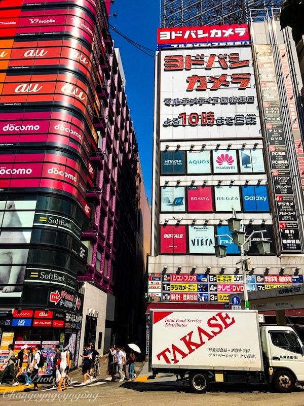 Yodobashi (ヨドバシ) สาขา Shinjuku ทั้งประตูตะวันออกและตะวันตก