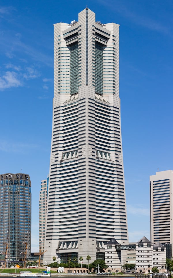 6. ตึก Landmark Tower