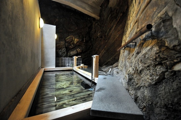 洞窟內的冷泉祕湯 下部溫泉 | くつろぎの宿 裕貴屋