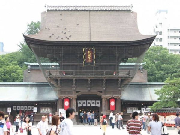 8. Visit the power spots in Hakozaki Gu Shrine