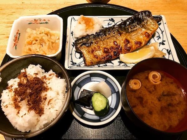 ■居酒屋氛圍十足的日式烤魚定食｜食彩 かどた（Kadota）