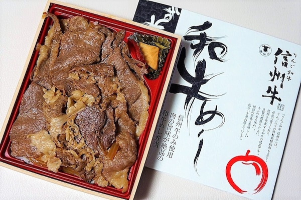 日本和牛火車便當推薦３｜豪爽的滿版肉片：經典信州牛便當