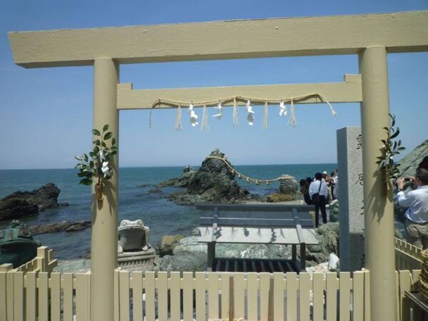 8. The twin rocks of Futamiokitama Shrine