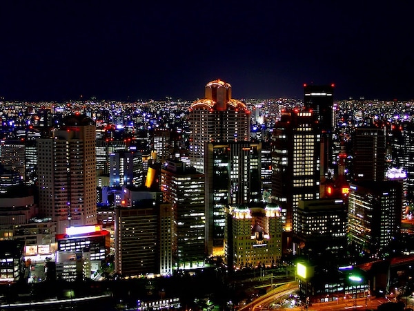 9.อาคารชมวิวอุเมดะสกาย (Umeda Sky Building) ชมวิวยามค่ำคืนของโอซาก้า
