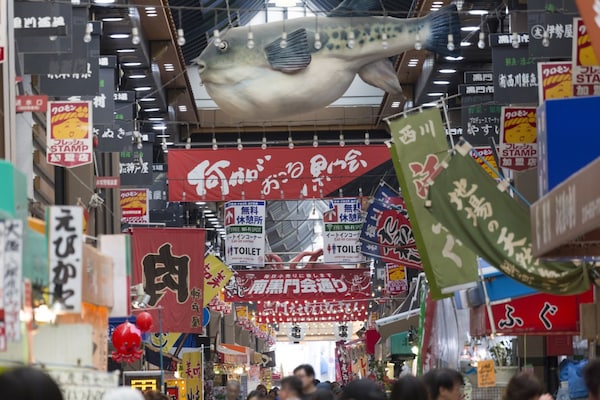 4.ตลาดคุโรมงอิชิบะ (Kuromon Ichiba Market)
