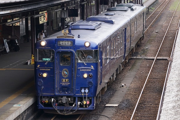 5. รถไฟท่องเที่ยวจังหวัดคุมาโมโตะ Limited Express KAWASEMI YAMASEMI