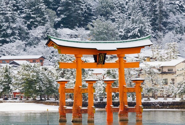 3. ศาลเจ้ากลางน้ำ อิทสึคุชิมะ เกาะมิยาจิมะ  (Itsukushima Shrine, Miyajima) สัญลักษณ์สำคัญของจังหวัดฮิโรชิม่าและญี่ปุ่น