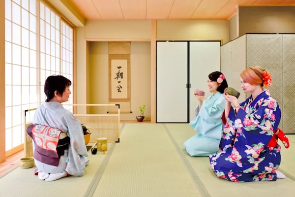 5. Maikoya Osaka Kimono Tea Ceremony (Osaka)