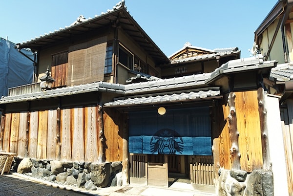 全球第一間坐在榻榻米上享用的星巴克「京都二寧坂YASAKA茶屋店」