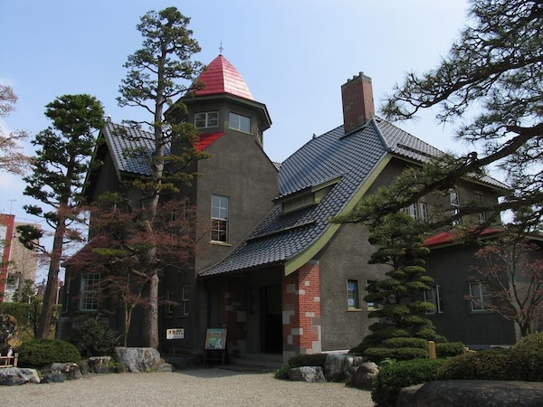 10. คาเฟ่ไทโชโรมันทีรูม (Taisho Roman Tea Room Cafe) ในจังหวัดอาโอโมริ (Aomori) จากเรื่อง Flying Witch