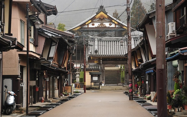 5. ย่านเมืองเก่ากุโจฮาจิมัง จังหวัดกิฟุ, (Gujo Hachiman, Gifu)