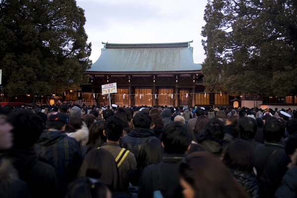 ฮัทสึโมเดะ การขอพรปีใหม่ครั้งแรกของปี ที่วัดหรือศาลเจ้า (Hatsumode)