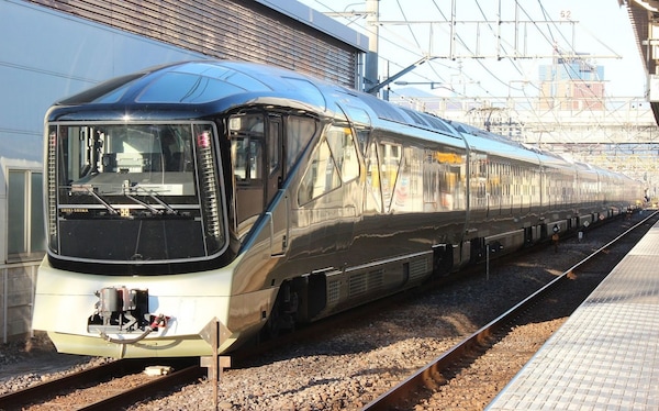 3. เที่ยวเมืองรอบๆ ด้วยรถไฟ Train Suite Shiki-shima