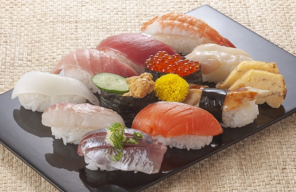 1. ซูชิ (Sushi)