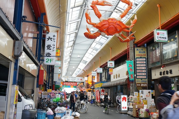 10. ตลาดคุโรมง อิจิบะ (Kuromon Ichiba Market)