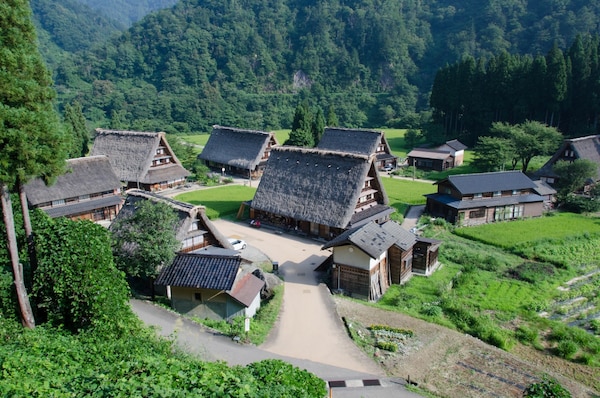 1. หมู่บ้านโกคายาม่า (Gokayama Village)