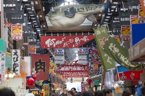 2. ตลาดคุโรมง จังหวัดโอซาก้า (Kuromon Ichiba Market, Osaka)