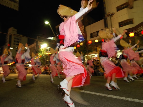 1. เทศกาลร่ายรำแห่งฤดูร้อน อาวะโอโดริ จังหวัดโทคุชิมะ (Awa Odori Festival, Tokushima)