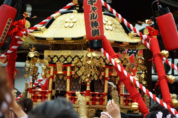2. เทศกาลเท็นจิน จังหวัดโอซาก้า (Tenjin Matsuri, Osaka)