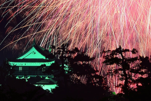 8. เทศกาลดอกไม้ไฟฤดูร้อนปราสาทโอคาซากิ จังหวัดไอจิ (Okazaki Castle Fireworks Festival, Aichi)