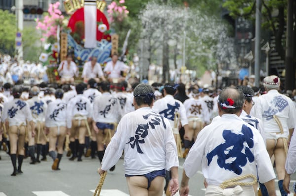 11. เทศกาลฮากาตะกิอง ยามางาสะ จังหวัดฟุกุโอกะ (Hakata Gion Yamakasa Matsuri, Fukuoka)