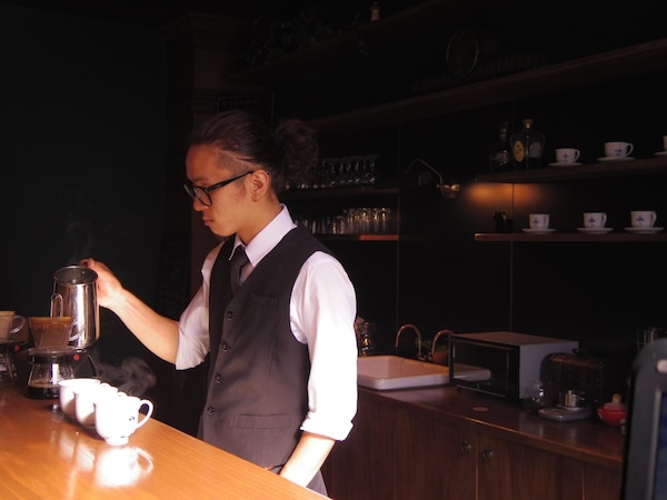 藏身在京都商業區的老式手沖咖啡館「喫茶どんぐり」