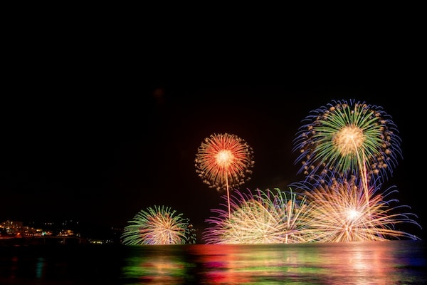 1. Yugawara Onsen Marine Fireworks Festival