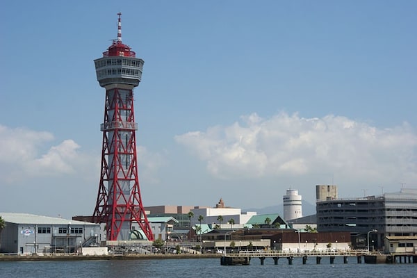 6. หอคอยท่าเรือฮากาตะ (Hakata Port Tower)