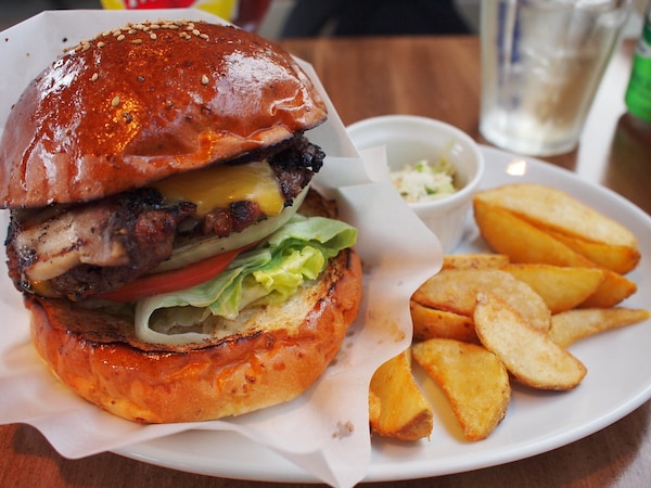 「THE BURGER STAND FELLOWS」講究飲食均衡與健康的百分百牛肉漢堡