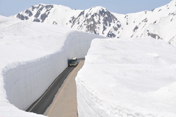 5. กำแพงหิมะ เส้นทางทาเตยามะ คุโรเบะ จังหวัดโทยามะ (Tateyama Kurobe Alpine Route, Toyama)