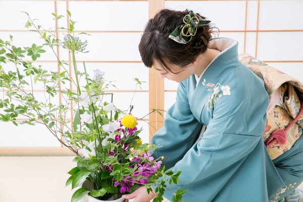 6. จัดดอกไม้อิเคบานะ (Ikebana)