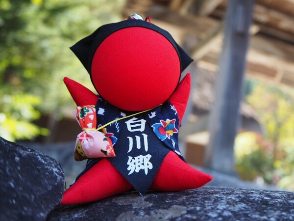 3. ตุ๊กตาซารุโบโบะ (Sarubobo)