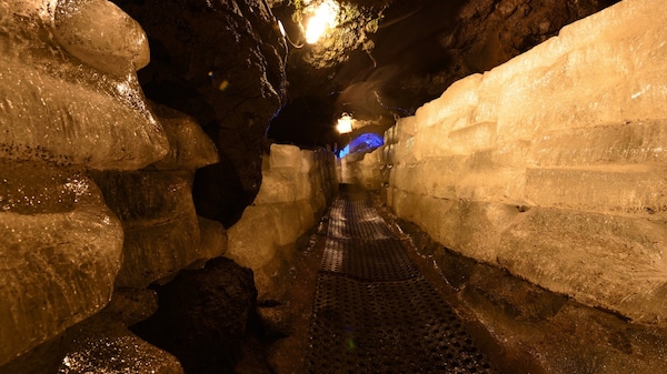 4. สัมผัสความมหัศจรรย์ของถ้ำน้ำแข็งนารุซาว่า จ.ยามานาชิ (Narusawa Ice Cave, Yamanashi)