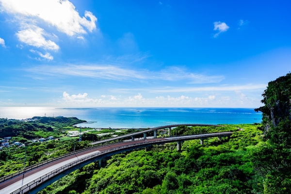9. ขับรถเที่ยวในโอกินาว่า (Okinawa Road Trip)