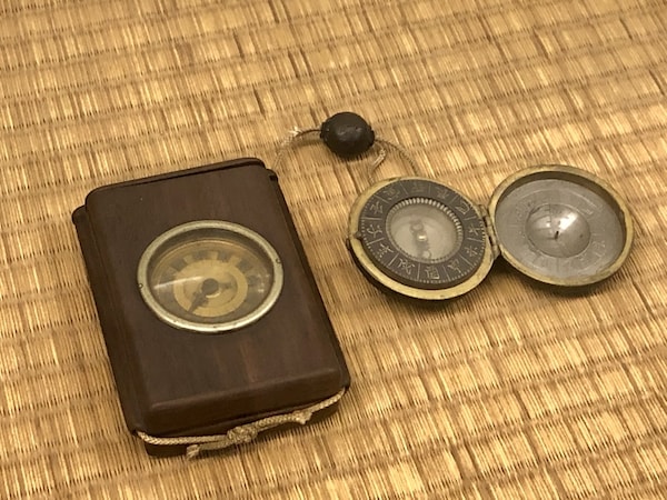 "Shakudokei, or ruler clocks, had no face whatsoever but used a kind of measuring stick to tell the time: a pointer attached to a geared weight descending along a scale would indicate the hour."
