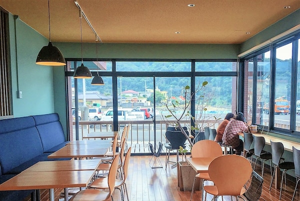 到昔日港口化身海景咖啡廳的「Koshiki Terrace」品嘗現烤麵包