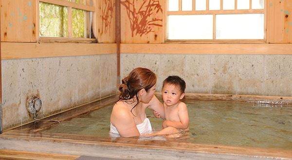 บ่อที่ 6：อ่างอาบน้ำพ่อแม่ลูก (親子風呂)