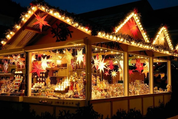 3. ตลาดคริสต์มาสนากาโนะชิมะ จังหวัดโอซาก้า (Christmas Market in Nakanoshima, Osaka)