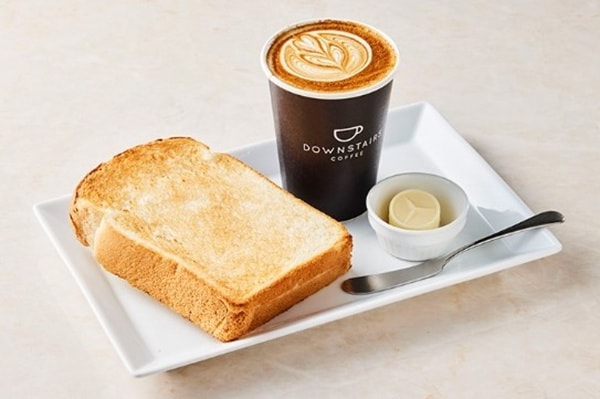 名車相伴的高貴早餐咖啡「DOWNSTAIRS COFFEE (ダウンステアーズコーヒー)」