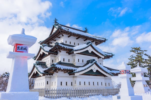 8. เทศกาลโคมไฟหิมะปราสาทฮิโรซากิ จังหวัดอาโอโมริ (Hirosaki Castle Snow Lantern Festival, Aomori)