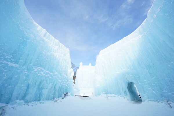 9. เทศกาลน้ำแข็งทะเลสาบชิโคสึ เมืองชิโตเสะ ฮอกไกโด (Chitose Lake Shikotsu Ice Festival, Hokkaido)