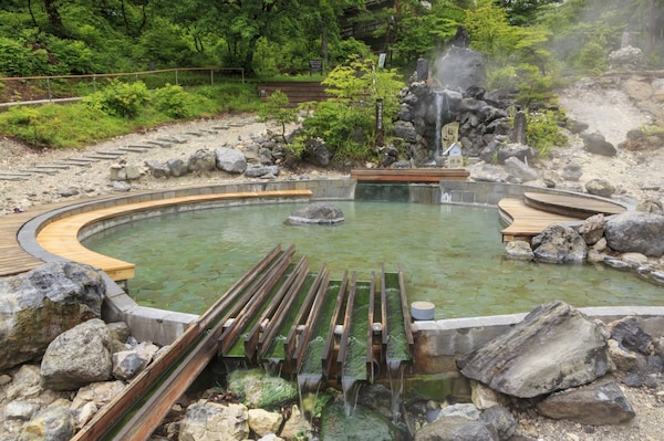 ออนเซ็นกลางแจ้งสุดยิ่งใหญ่อลังการ Sainokawara Open-air Bath