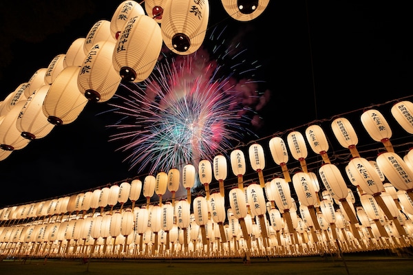 5. ตื่นตากับโคมไฟสามหมื่นดวงในเทศกาลมิตามะ ณ ศาลเจ้ายาสุคุนิ โตเกียว (Mitama Festival, Tokyo)